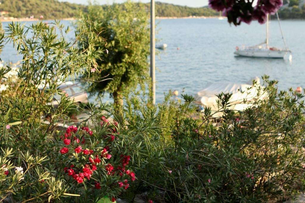 Small House At Seafront Tisno Exterior foto